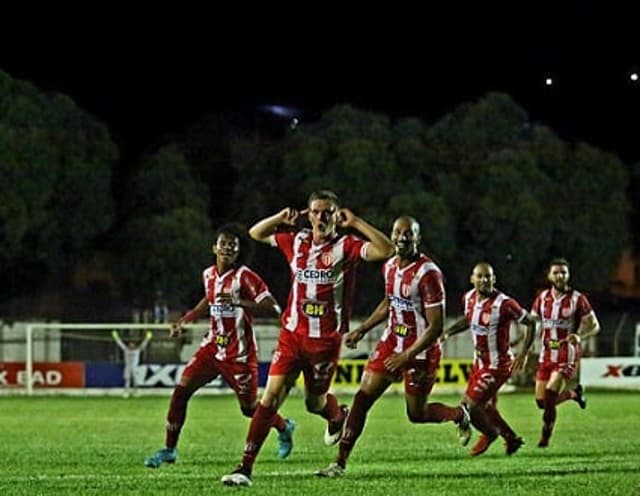 Thomasel fez um belo gol e deu a vitória ao Villa Nova em Governador Valadares