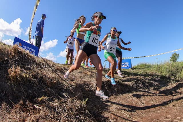 Simone Ponte Ferraz (83) durante a Copa Brasil de Cross Country. (Wagner Carmo/CBAt/Divulgação)