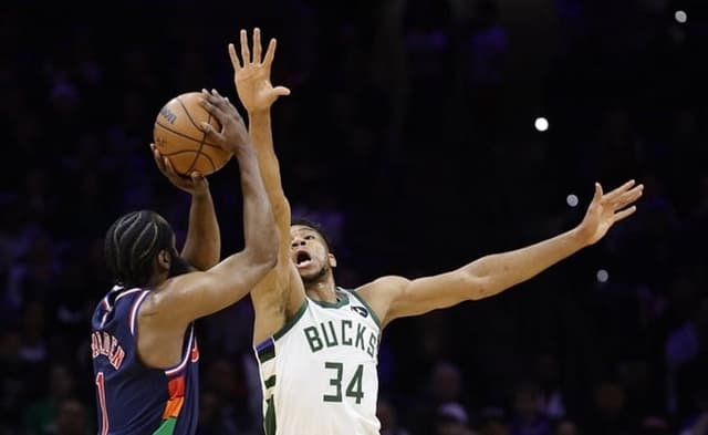 James Harden e Giannis Antetokounmpo