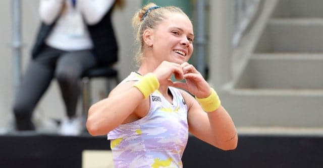 Laura Pigossi celebra ida à semifinal no WTA de Bogotá