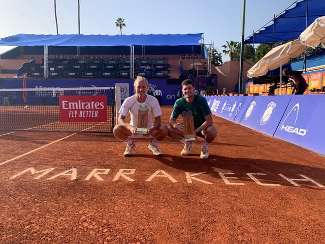 Rafael Matos e David Vega Hernandez com troféu em Marrakech