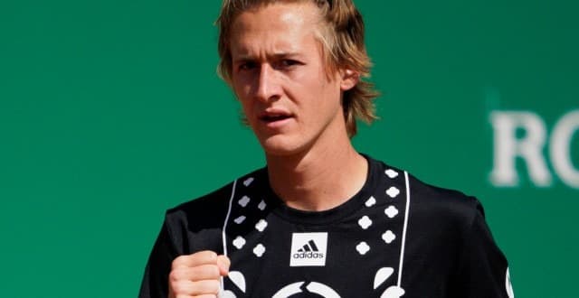 Sebastian Korda vibra durante vitória contra Carlos Alcaraz em Monte Carlo