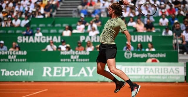 Stefanos Tsitsipas em ação no Masters de Monte carlo