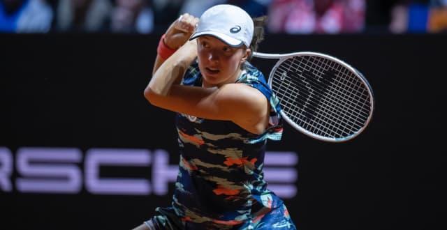 Iga Swiatek bate backhand em partida pelo WTA 500 de Stuttgart