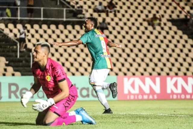 Eron comemora gol do Sampaio Corrêa