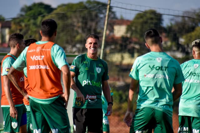 Mancini com jogadores do América-MG