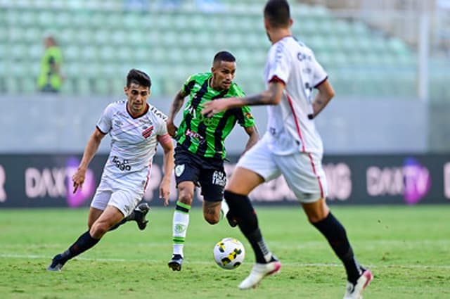 O América-MG fez um jogo apertado diante do Athletico, mas conseguiu sair com a vitória