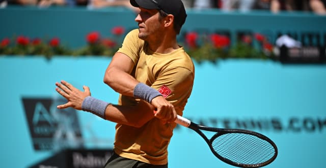 Dusan Lajovic em vitória sobre Casper Ruud em Madri