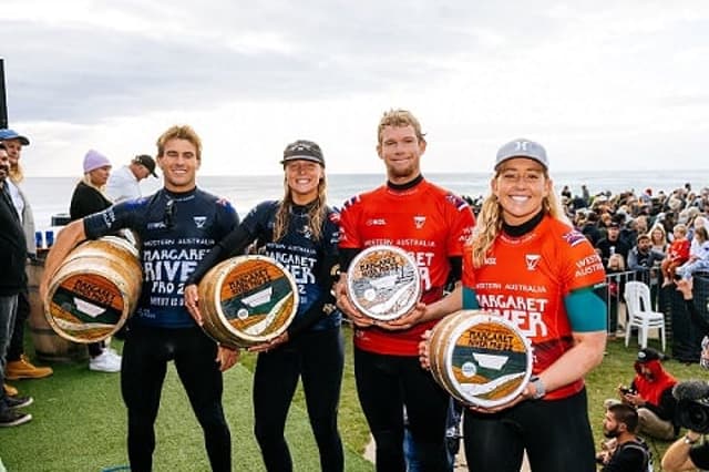 Jack Robinson, Isabella Nichols, John John Florence e Gabriela Bryan (Crédito: Matt Dunbar / World Surf League)