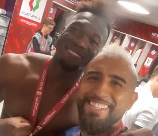 Arturo Vidal tira foto com Felipe Caicedo