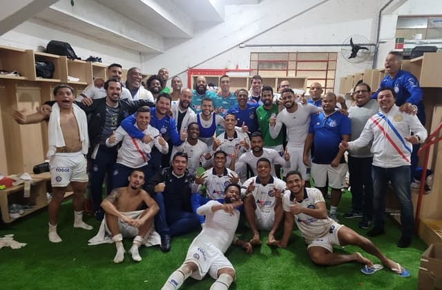 Elenco do Bahia após a classificação diante do Azuriz