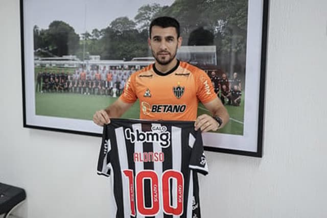 Tradição no clube, o jogador também recebeu uma camisa comemorativa pela marca