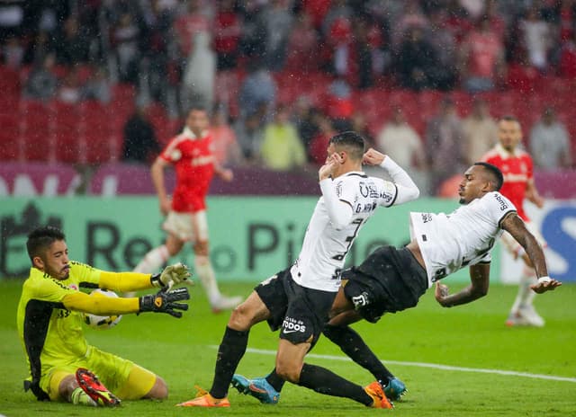 Internacional x Corinthians - Raul Gustavo e Mantuan