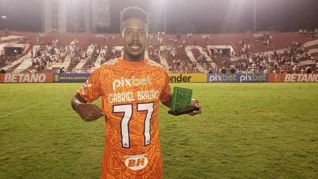 Artilheiro da partida vestiu a camisa do goleiro após vitória celeste