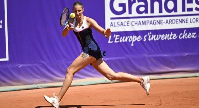 Karolina Pliskova em ação contra Bernarda Pera em Estrasburgo