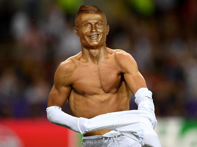 Meme: Escultura de Cristiano Ronaldo