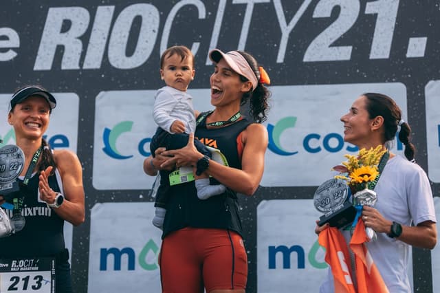 Luiza Cravo com o filho João. de 11 meses, n alto do pódio da Rio City Half Marathon. (Guilherme Leporace/Divulgação)