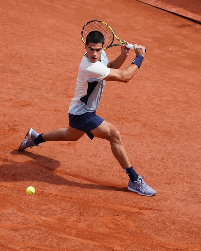 Carlos Alcaraz batendo backhand em Roland Garros