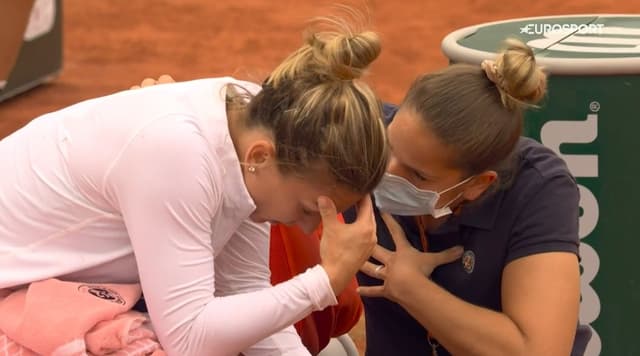 Simona Halep recebe atendimento médico em quadra no Aberto da França