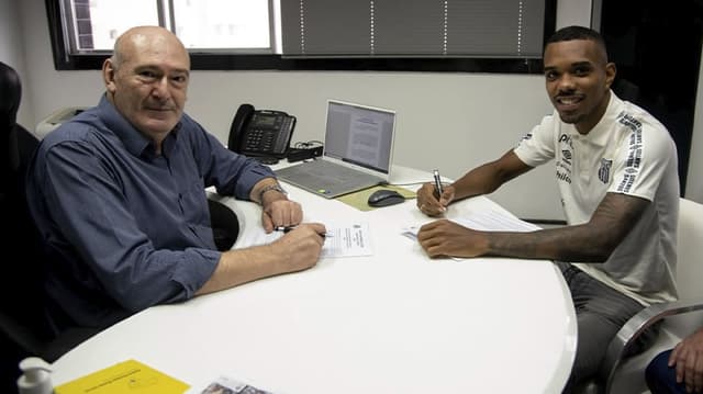 Lucas Pires renova o contrato com o Santos