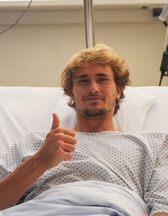 Alexander Zverev posa após cirurgia