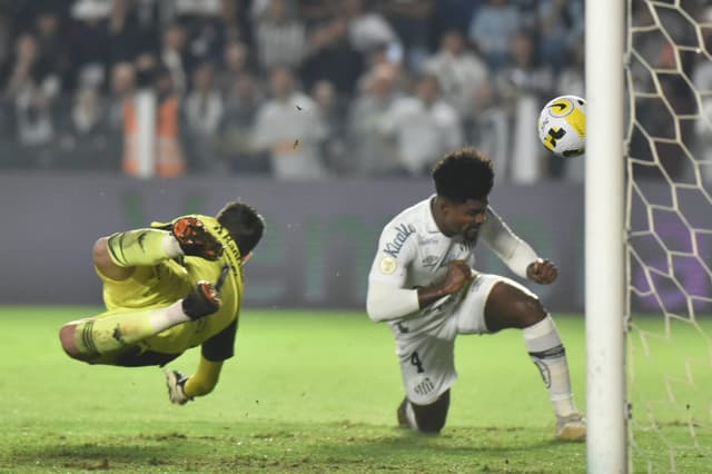 Santos x Internacional - Eduardo Bauermann