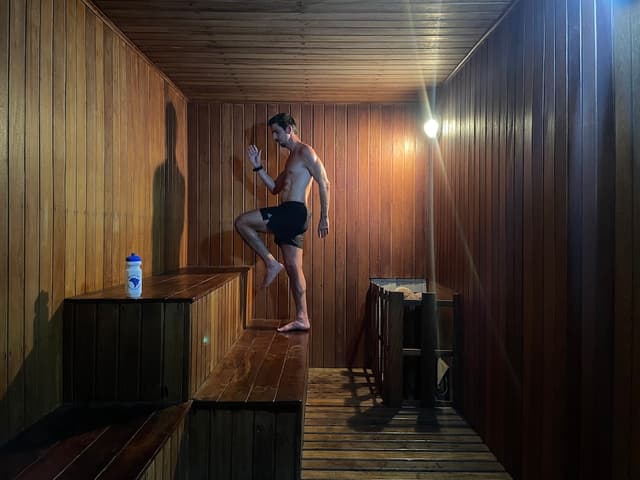 Alexandre Castello Branco treina na sauna para a Badwater. (Foto de Beto Noval)