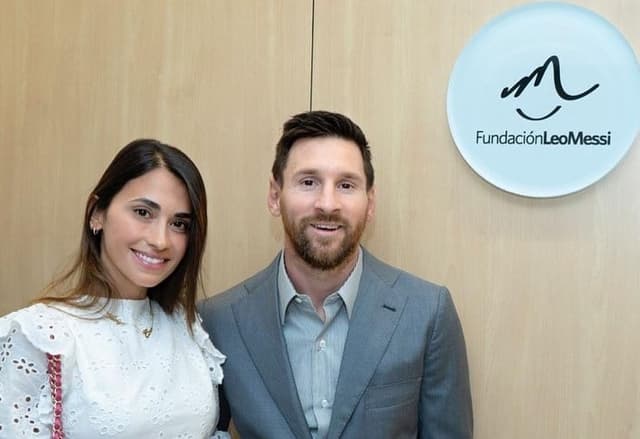 Messi e esposa - clinica de combate ao câncer infantil