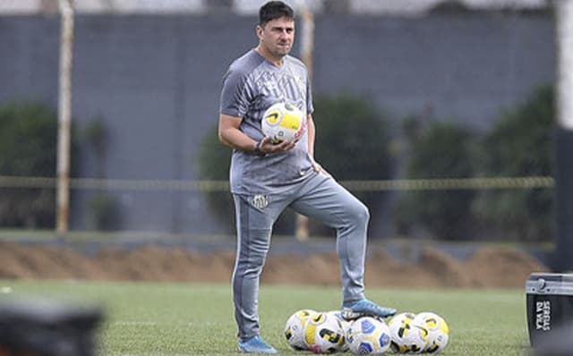 Fabrício - preparador de goleiras do Santos