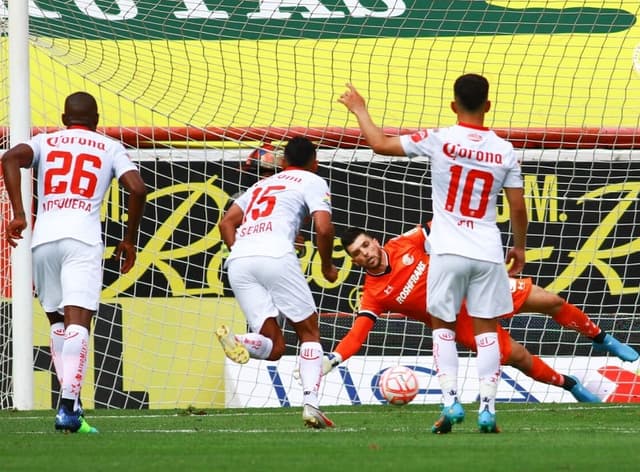 Tiago Volpi defendendo pênalti em Necaxa x Toluca