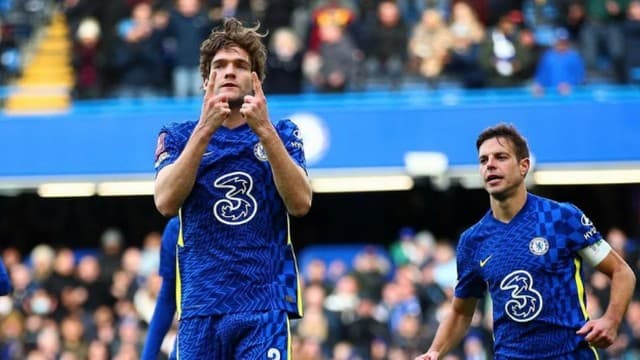 Azpilicueta e Marcos Alonso estão na mira do Barcelona