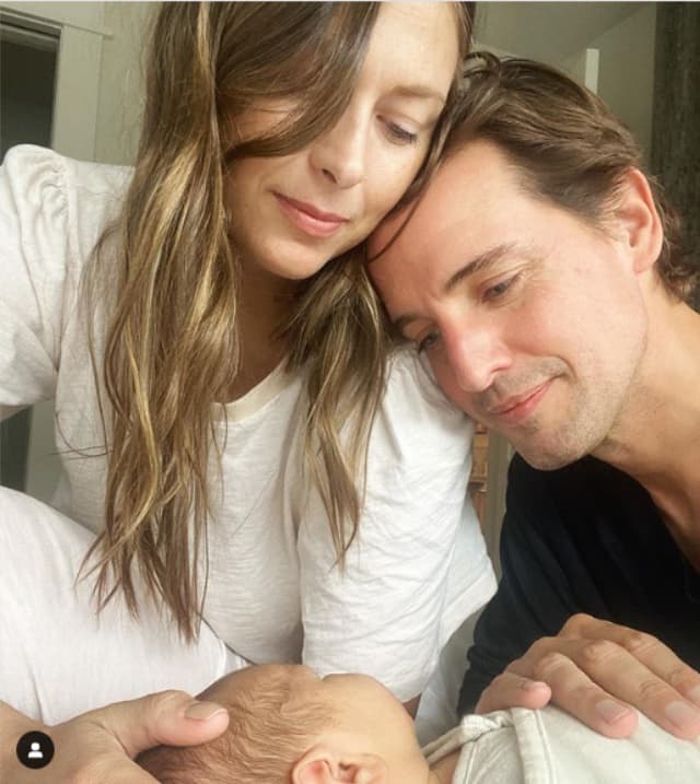 Maria Sharapova e Alexander Gilkes com seu pequeno Theodore