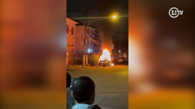 Carro incendiado na Vila Belmiro