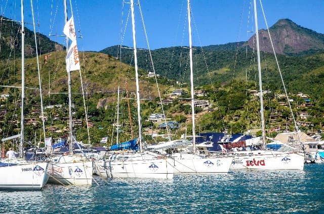 Barcos no píer no Yacht Club de Ilhabela