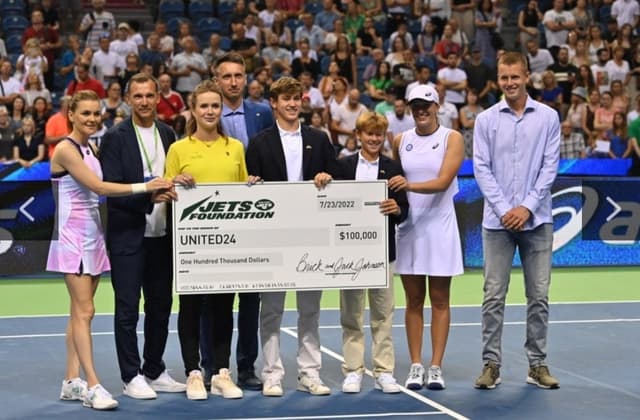 Swiatek entrega cheque de US$ 100 mil para ONG de Andriy Shevchenko e Elina Svitolina