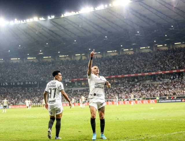 Atlético-MG x Corinthians - Fábio Santos e Du Queiroz