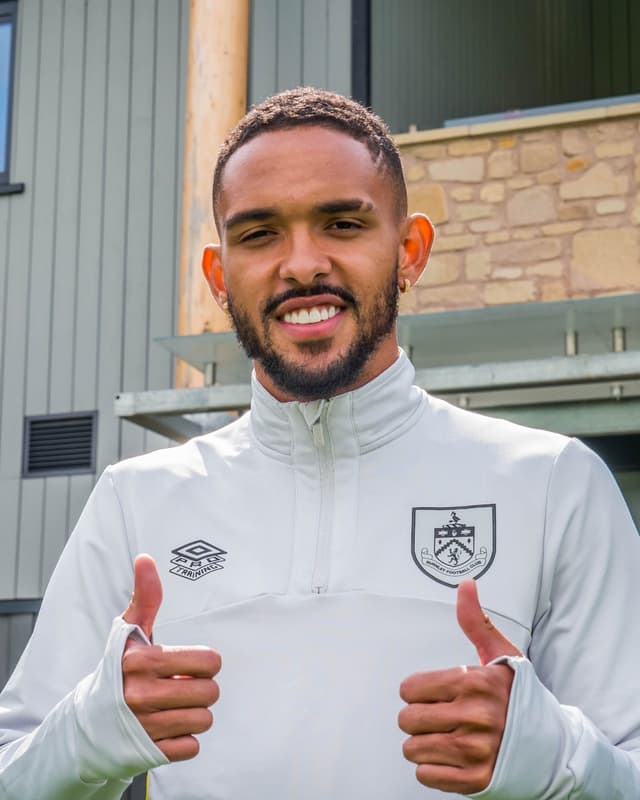 Vitinho foi anunciado pelo Burnley