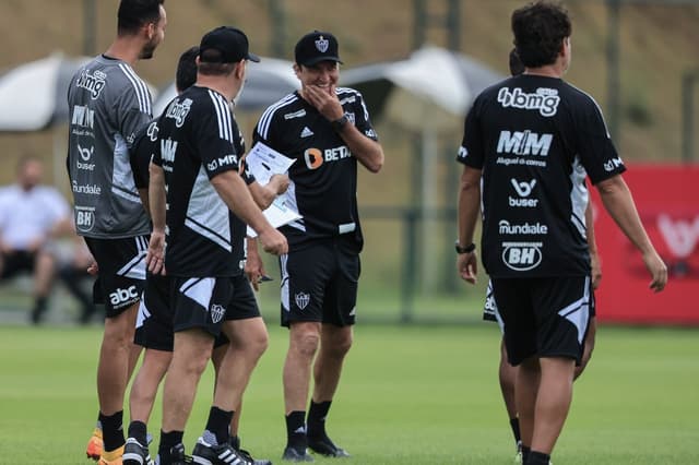 Cuca comanda treino coletivo na Cidade do Galo