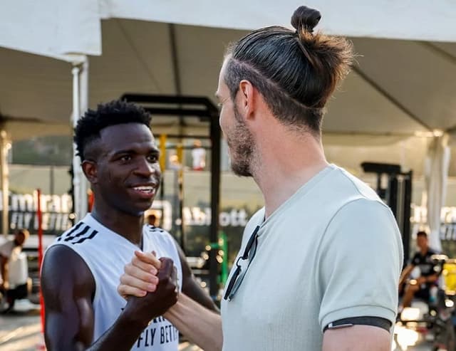 Gareth Bale cumprimentando Vinícius Júnior