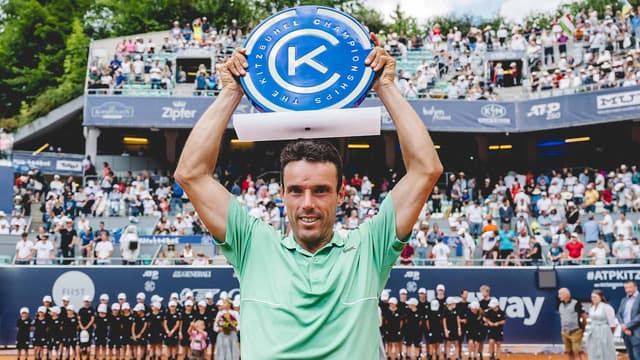 Roberto Bautista Agut ergue troféu em Kitzbühel