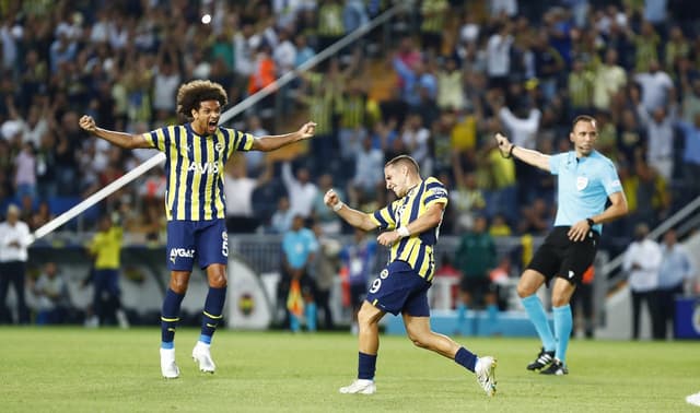 Fenerbahçe x Slovácko - Willian Arão e Emre Mor