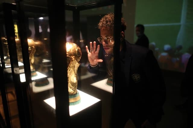 Neymar - Taça da Copa do Mundo