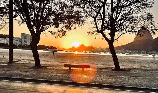 Amanhecer na Enseada de Botafogo foi incentivo para um dia de corrida na Live! Run XP. (Foto de Iúri Totti)