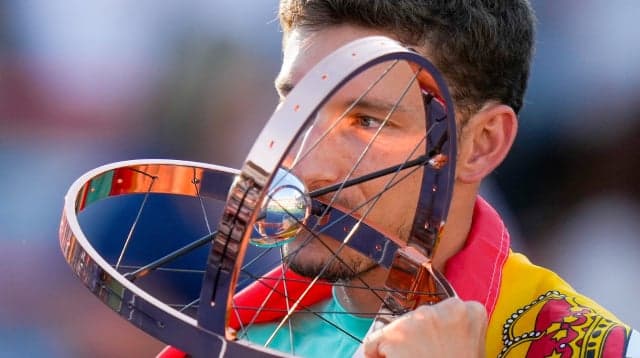 Pablo Carreño Busta com troféu do Masters Montreal