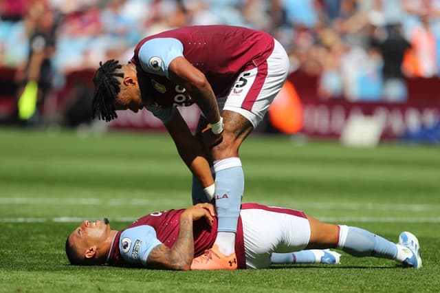 Aston Villa x Everton - Lesão de Diego Carlos