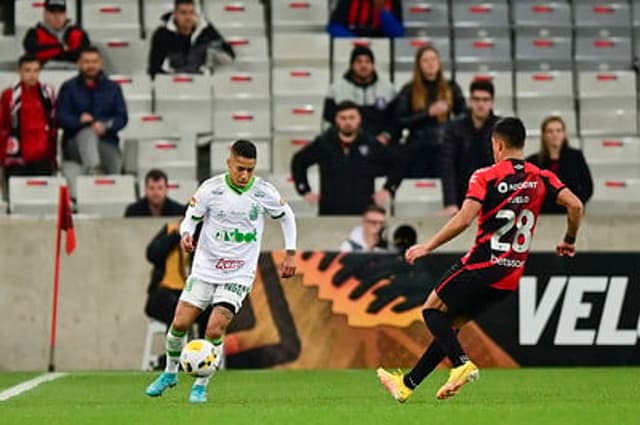 Matheusinho deixou o campo aos 32 minutos do primeiro tempo