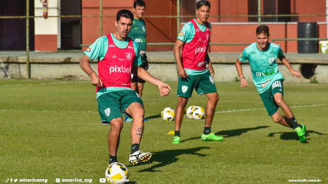 Danilo Avelar em treino do América-MG