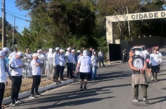 Protesto da Galoucura em frente a Cidade do Galo