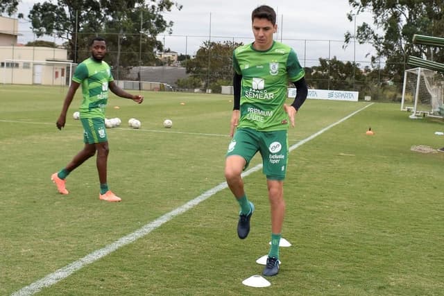 Alê em treinamento no CT do América-MG