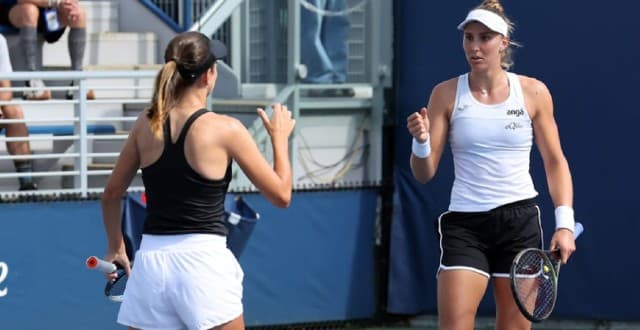 Bia Maia de branco com Danilina de costas na 2ª rodada do US Open